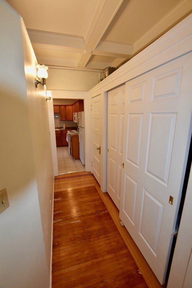 Building Photo - Charming Capitol Hill One Bedroom - AVAILABLE 9/8/2026!