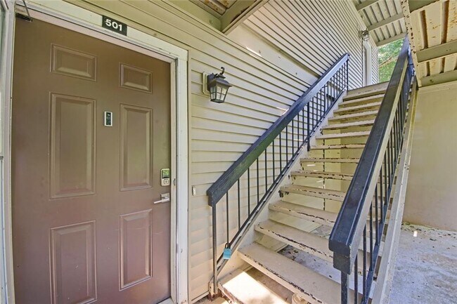 Building Photo - 501 Barrington Hills Dr