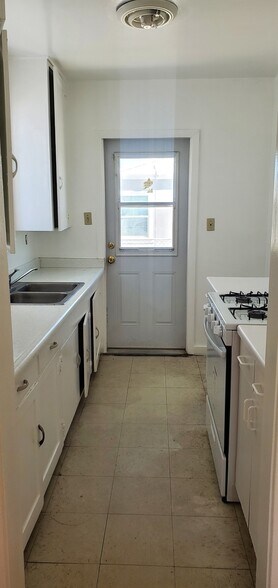 Building Photo - 631 W Cholla Ave