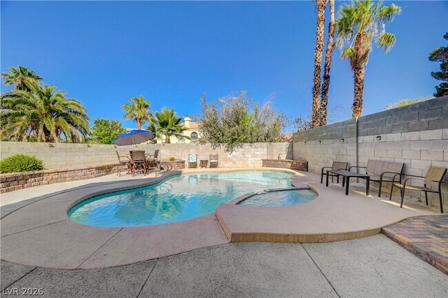 Building Photo - 2064 Waverly Cir