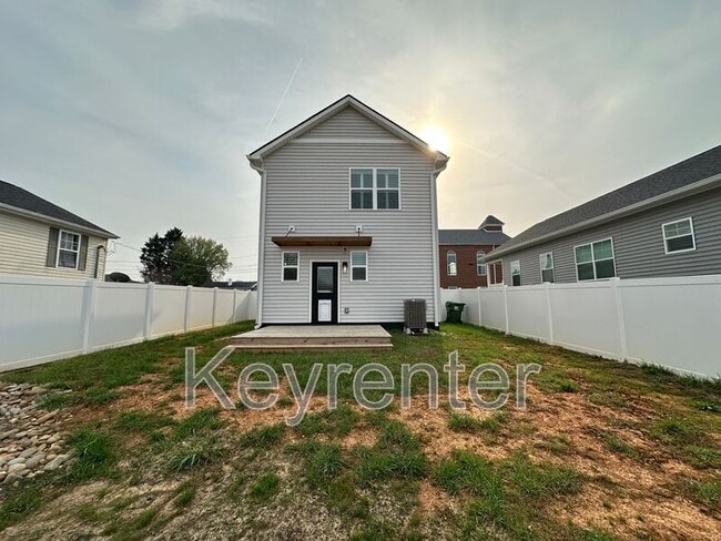 Building Photo - 210 7th St