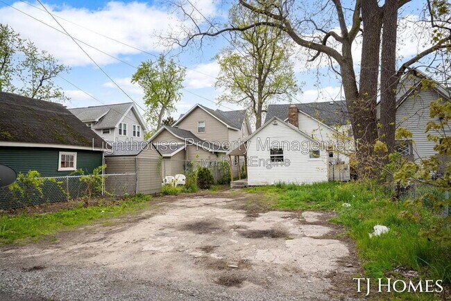 Building Photo - 1468 Jiroch St