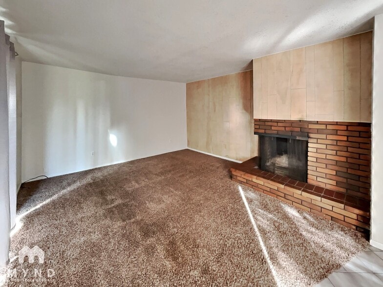 Building Photo - 705 NE 108th Ave