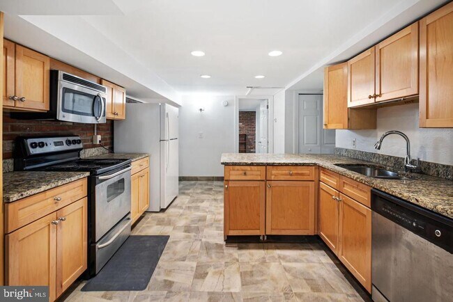Building Photo - 1305 Spruce St