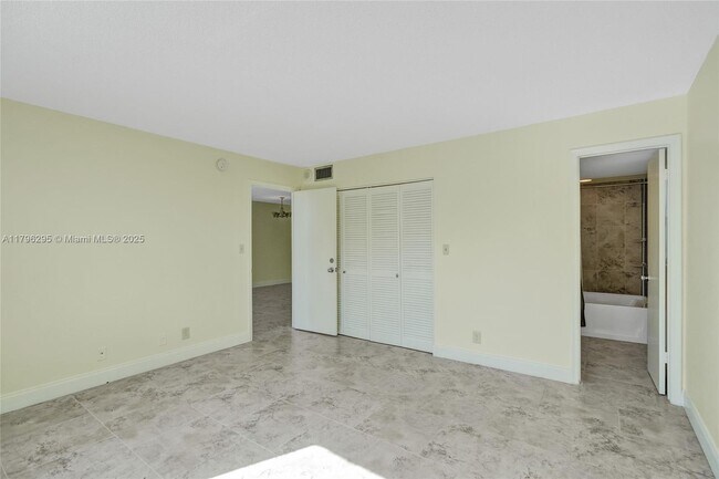 Building Photo - 1800 N Andrews Ave