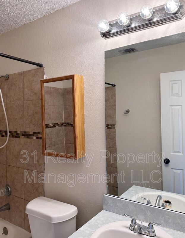 Building Photo - 912 Fairbanks Cir