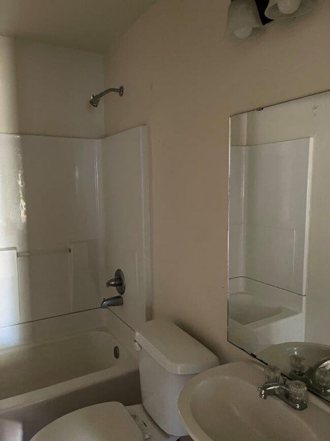 Building Photo - cute 2 bed 1 bath, fenced yard, small pet ok with deposit.