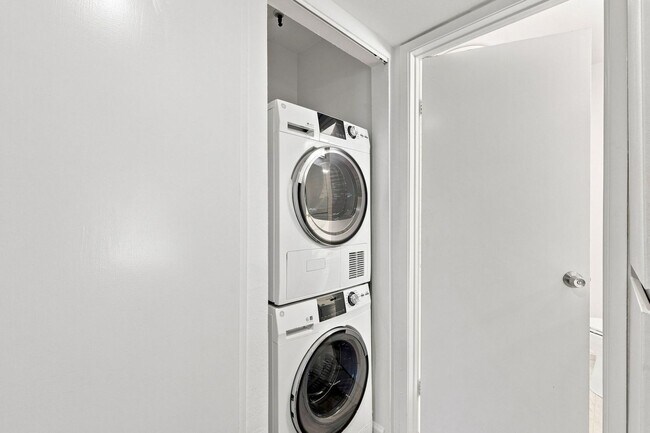 Building Photo - 49 Showers Dr