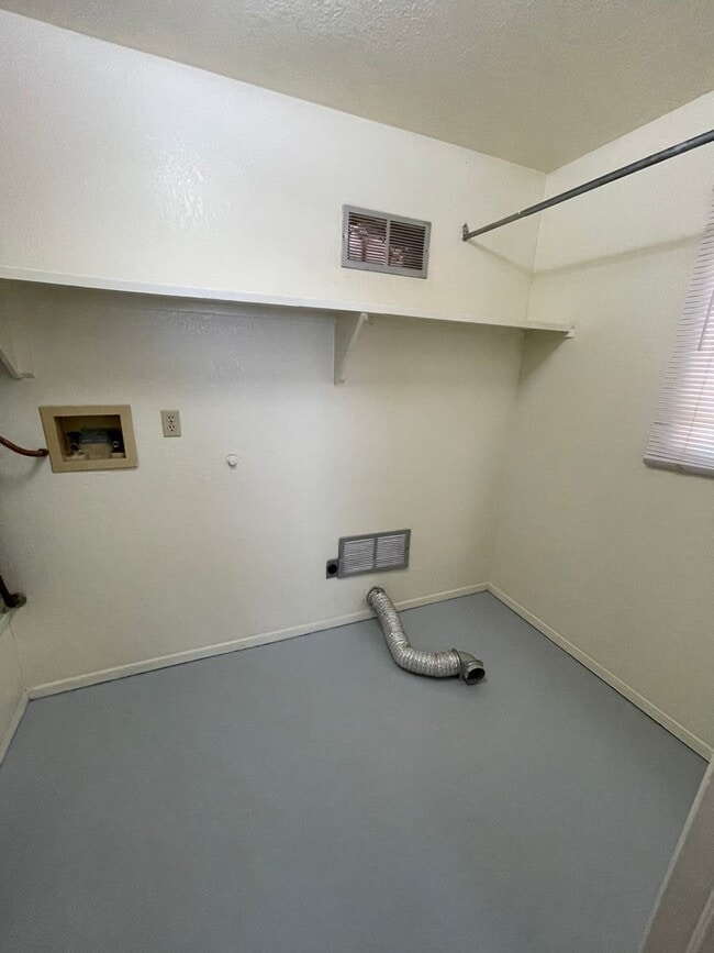 Building Photo - Beautiful 1 Bedroom/1 Bath Unit **Available Now**