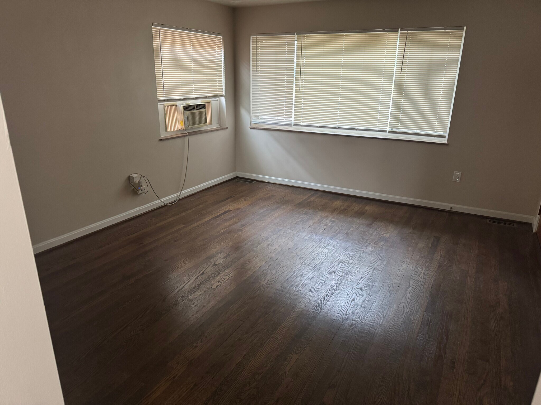 Building Photo - 3065 Glenmore Ave