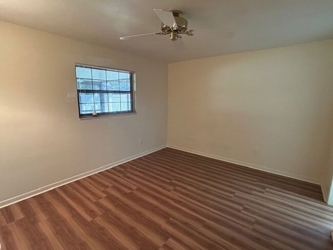 Building Photo - Spacious 3/2/2 in a quiet neighborhood available 9-1-25!