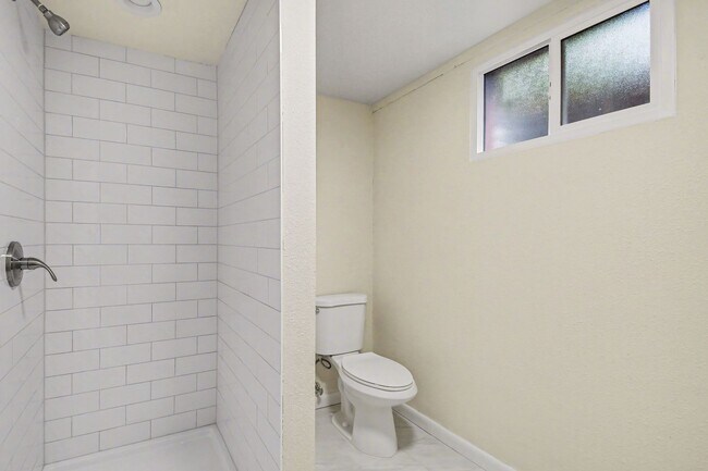 Building Photo - Students Welcome!! Updated 6 Bedroom, close to campus!! Flexible Move In Date (May, June, July or...