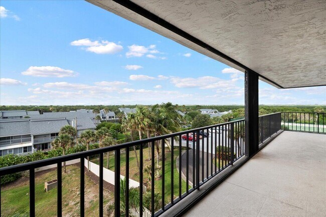 Building Photo - 5047 N Hwy A1A