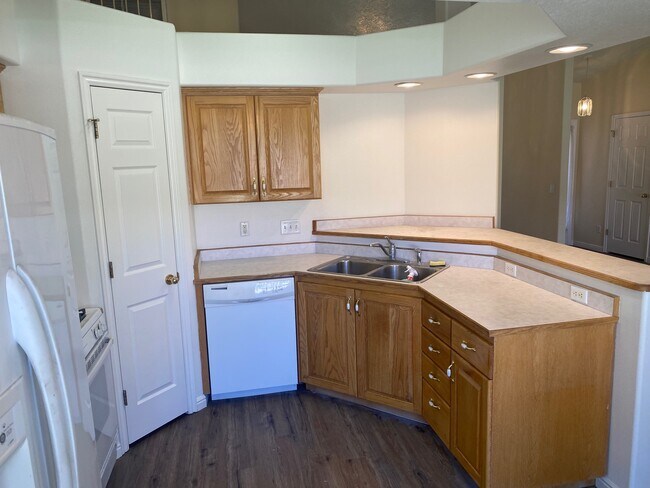 Building Photo - 1048 N 2100 W