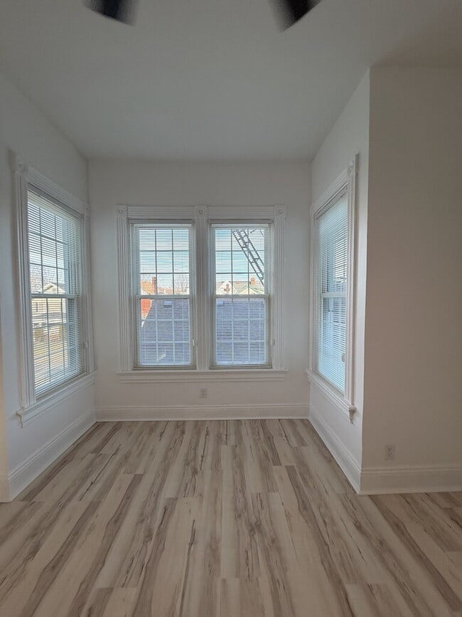 Building Photo - Newly Renovated 2-Bedroom with Soaring Ceilings & Bonus Reading Nook