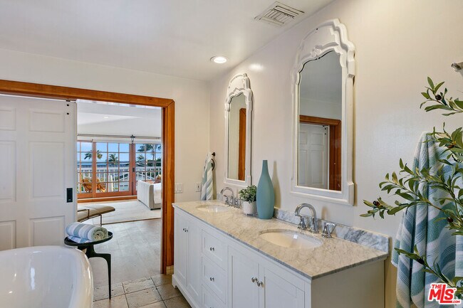 Building Photo - 31819 Cottontail Ln