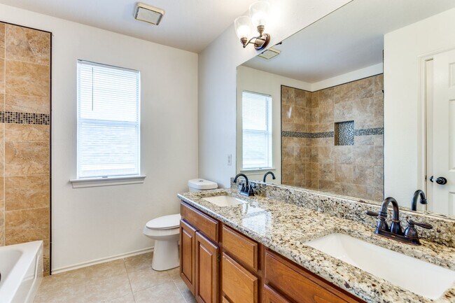 Building Photo - 8434 Golf Club Cir