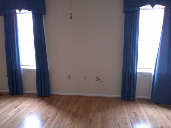 Building Photo - 725 Twin Holly Ln