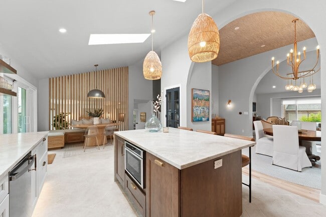 Building Photo - Stunning Fully Furnished Rental in Golden,...