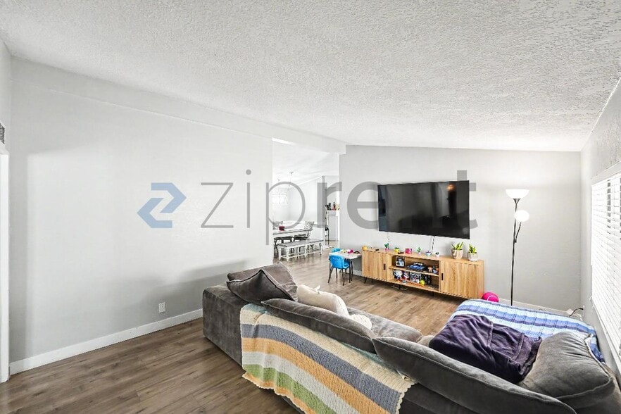 Building Photo - Unit 21