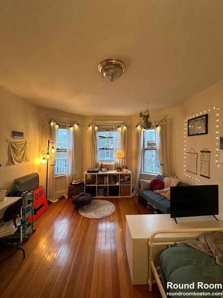 Building Photo - 166 Kelton St