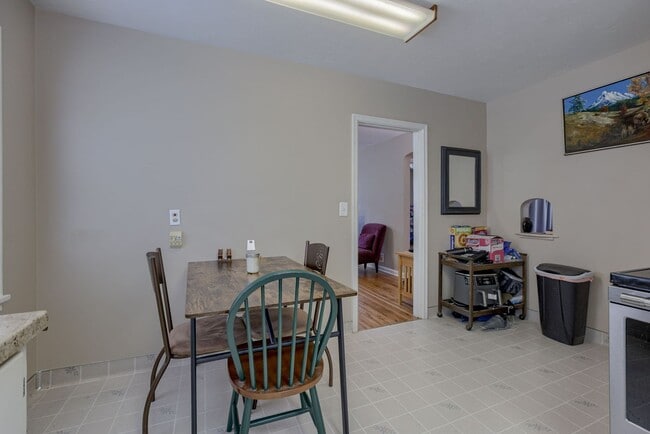 Building Photo - Charming 2 Bedroom With Spacious Living In...