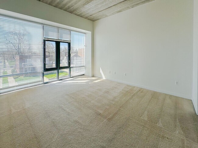 Building Photo - Luxury and Convenience in Royal Oak