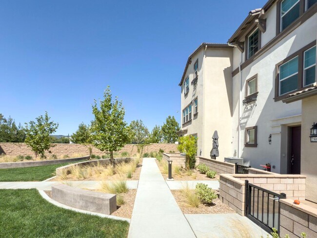Building Photo - ~ AVAILABLE NOW ~ New Construction Home for Rent in the NEW Heirloom Farms Community in Temecula!