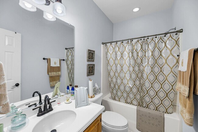 Building Photo - 8725 Evangeline Dr