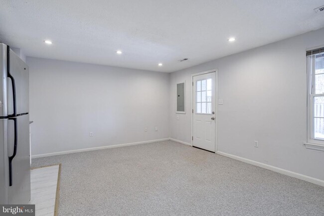 Building Photo - 5809 Waterdale Ct