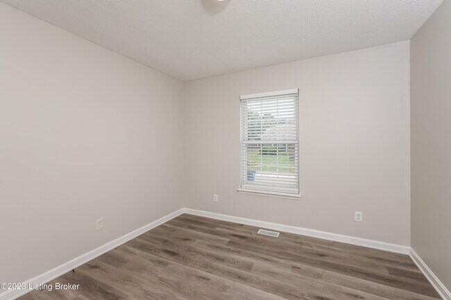 Building Photo - 523 River Oaks Dr