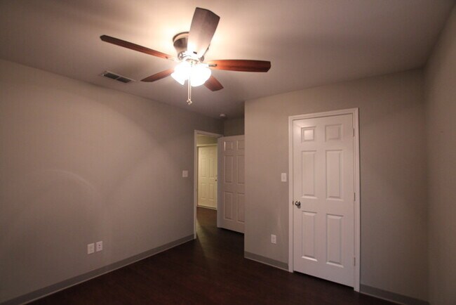 Building Photo - 3 Bedroom Duplex near UT Tyler!