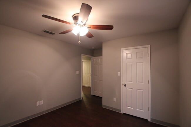 Building Photo - Tour Today! Must see 3 Bedroom 2 Bath Dupl...