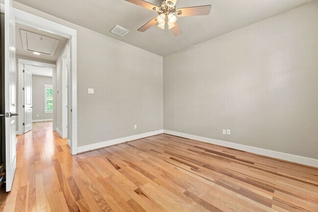 Building Photo - 305 Zennia St