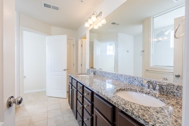 Building Photo - Beautiful 4 BR/3.5 BA Single-Family Home i...