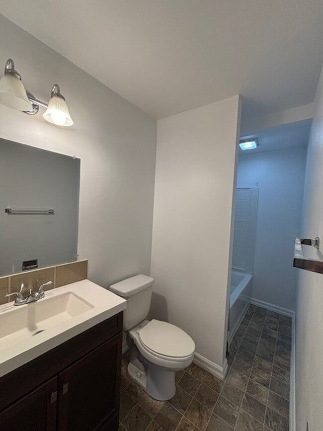 Building Photo - 2 Bed 2 Bath Home