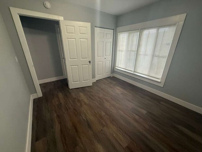 Building Photo - Freshly renovated 3/1 home!