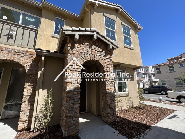 Building Photo - Newer 3bd/2.5ba North Natomas Townhouse with 2 Car Garage!