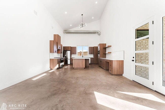 Building Photo - 2303 Toledo Ave