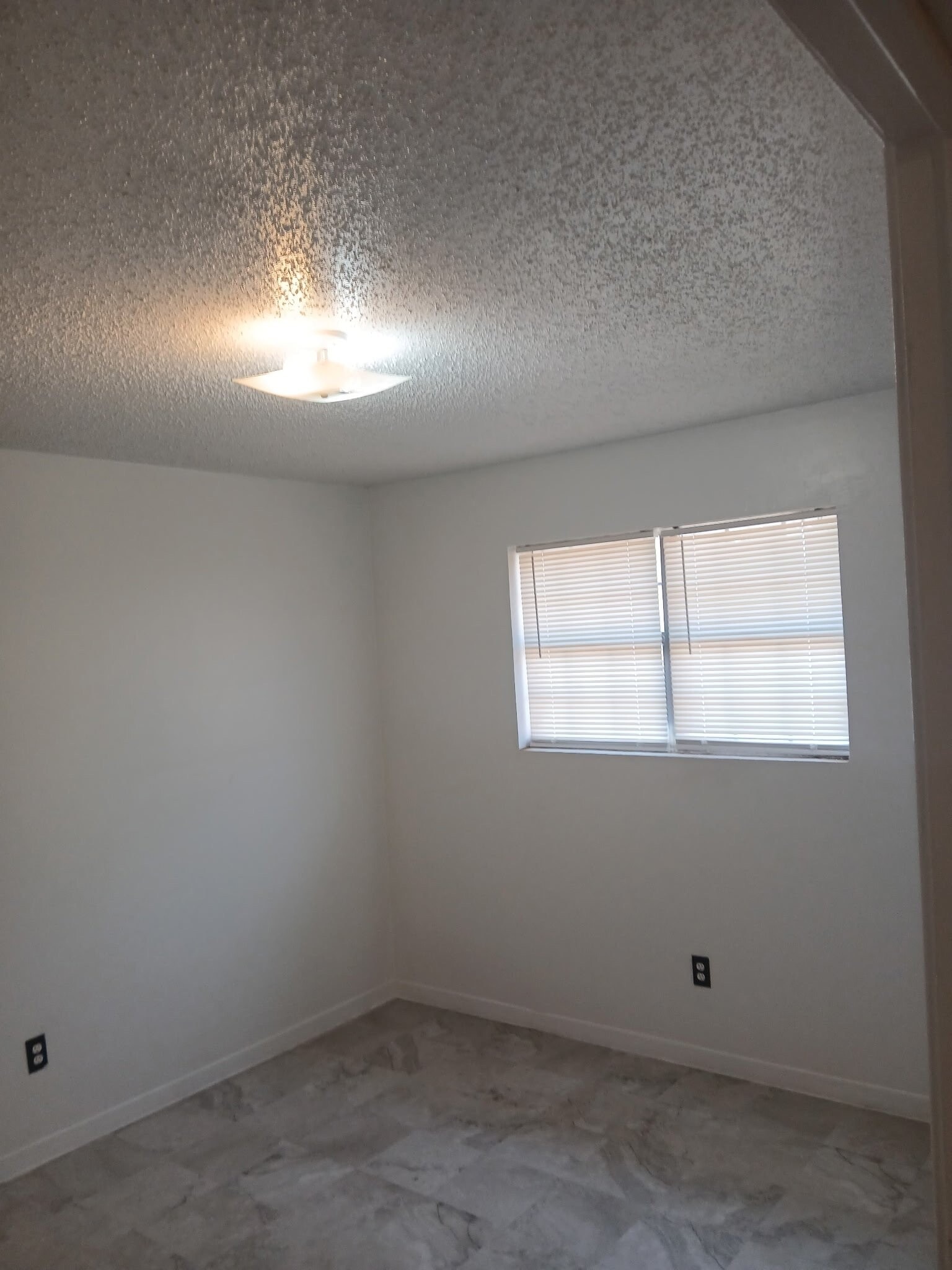 Building Photo - 1217 S Maddox Ave