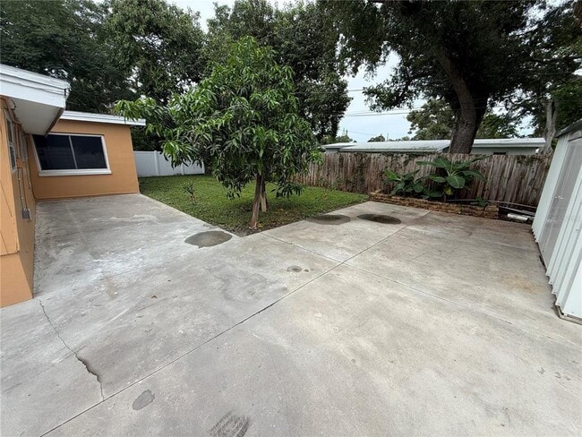 Building Photo - 4394 Pompano Dr SE