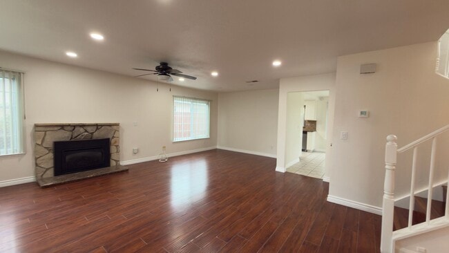 Building Photo - 4 Bedroom | 2.5 Bathroom | Single Family Home in Rosemont Available Now