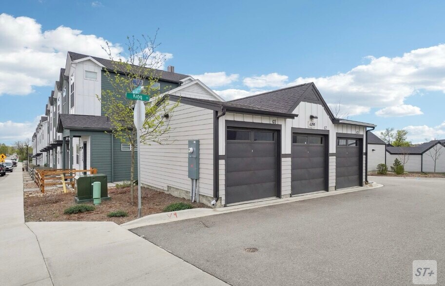 Building Photo - 3550 W 63rd Ave