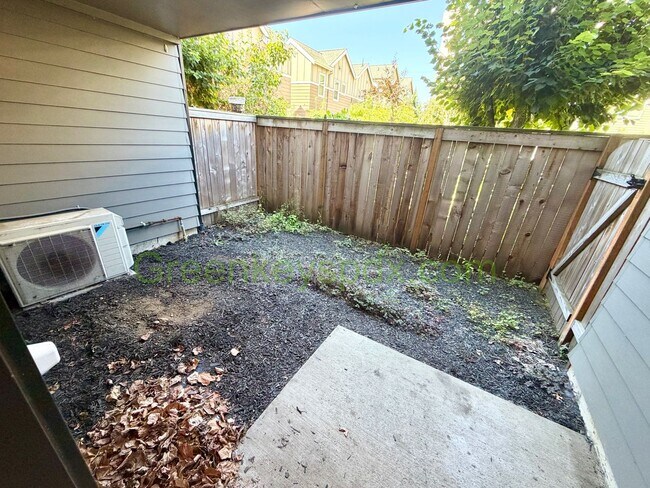 Building Photo - Modern 2-Bedroom Townhome on 3 Levels with Garage, A/C and Private Patio – Great SE Portland Loca...