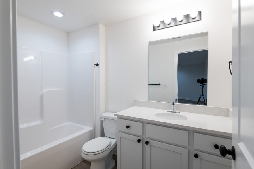 Basement - Bath - 5347 Pinecrest Ct N