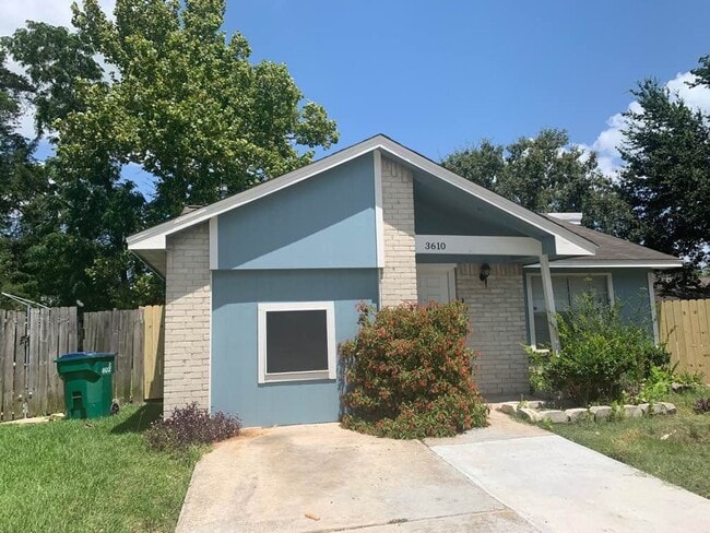 Building Photo - Charming 2 beds/2 baths duplex with privat...