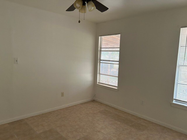 Building Photo - 709 S 11th St