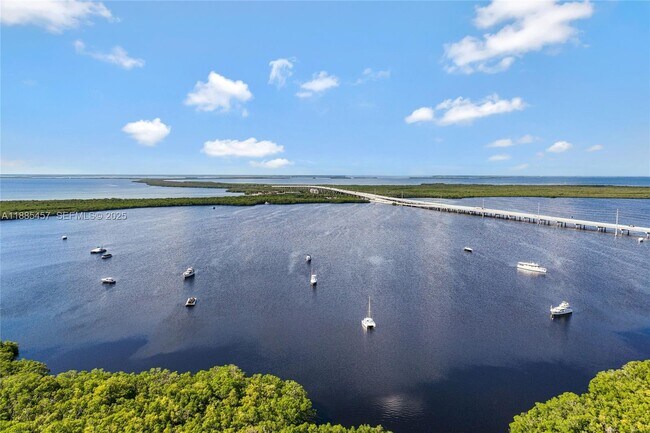 Building Photo - 945 Plantation Rd