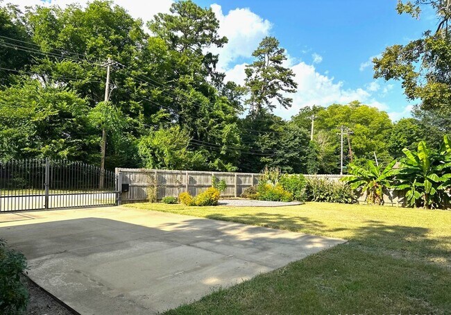 Building Photo - Gorgeous 3 Bedroom Cottage Style Home HALF...
