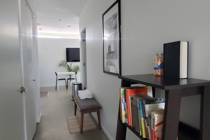 Ground floor studio hallway - 2427 Binnen Ln